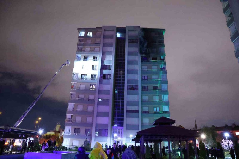 Konya'da 12 katlı binada yangın! Eski bakanın annesi ve 3 kişi hastaneye kaldırıldı