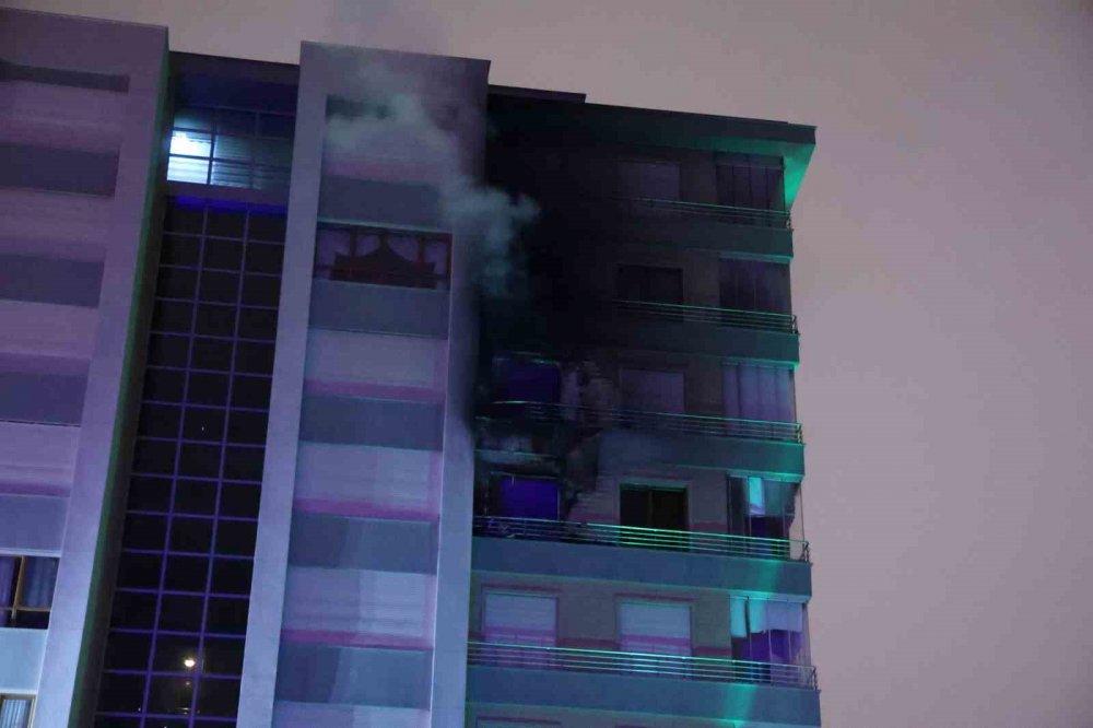 Konya'da 12 katlı binada yangın! Eski bakanın annesi ve 3 kişi hastaneye kaldırıldı