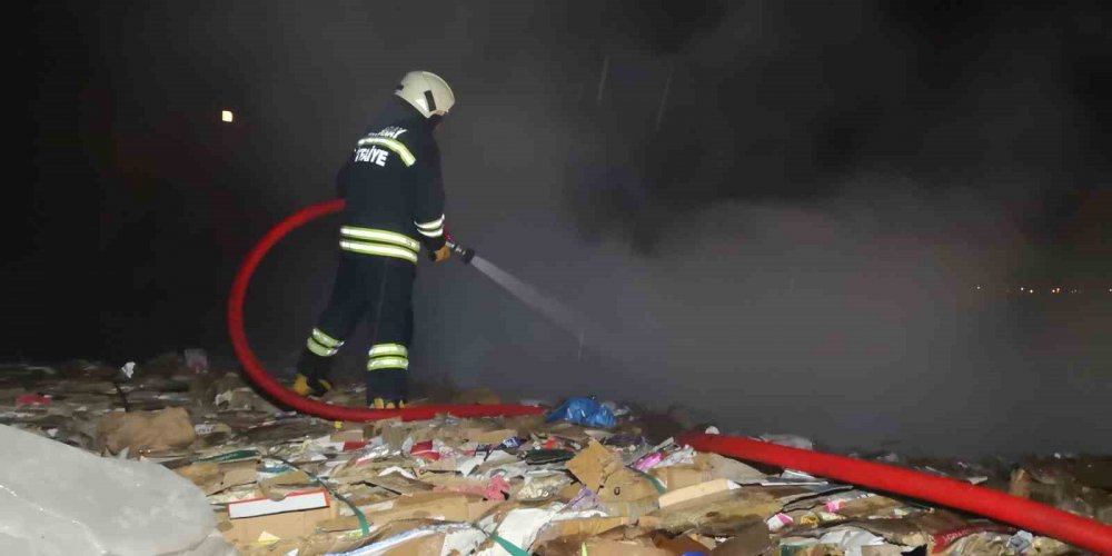 Aksaray’da yangın paniği! Atık karton balyaları tutuştu