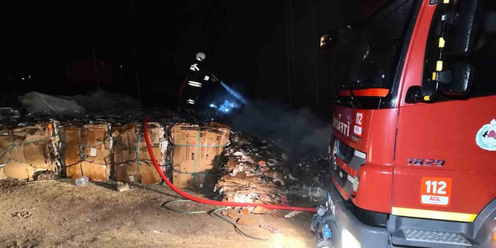 Aksaray’da yangın paniği! Atık karton balyaları tutuştu