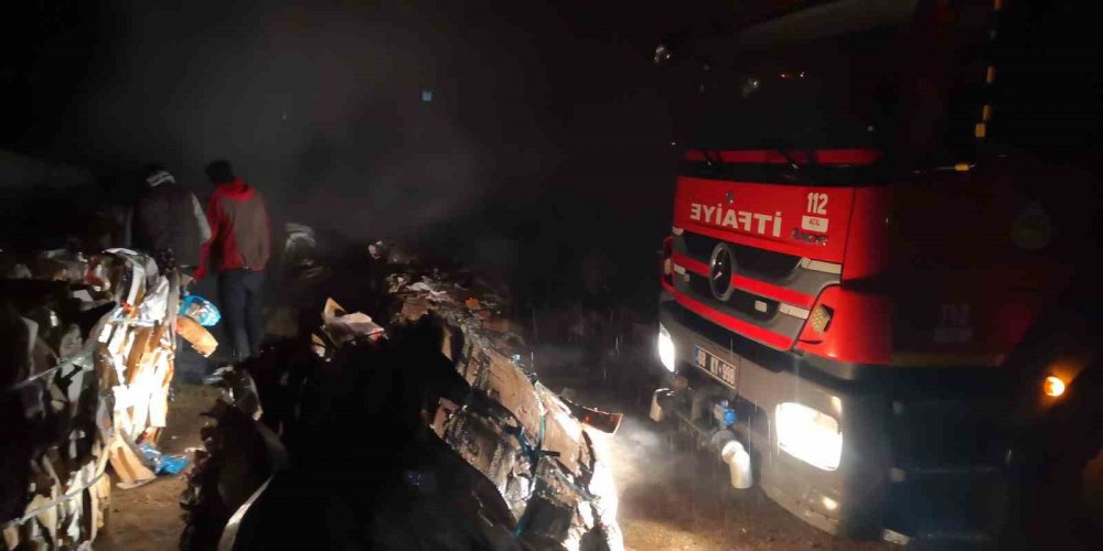 Aksaray’da yangın paniği! Atık karton balyaları tutuştu