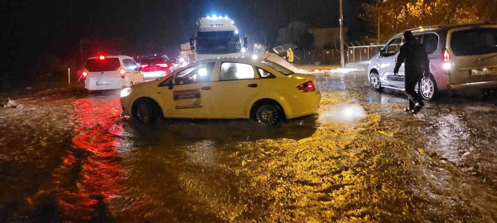 Fırtına deniz ile karayı birleştirdi! Yol su altında
