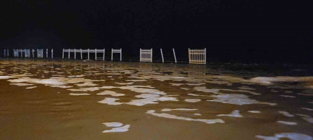 Fırtına deniz ile karayı birleştirdi! Yol su altında