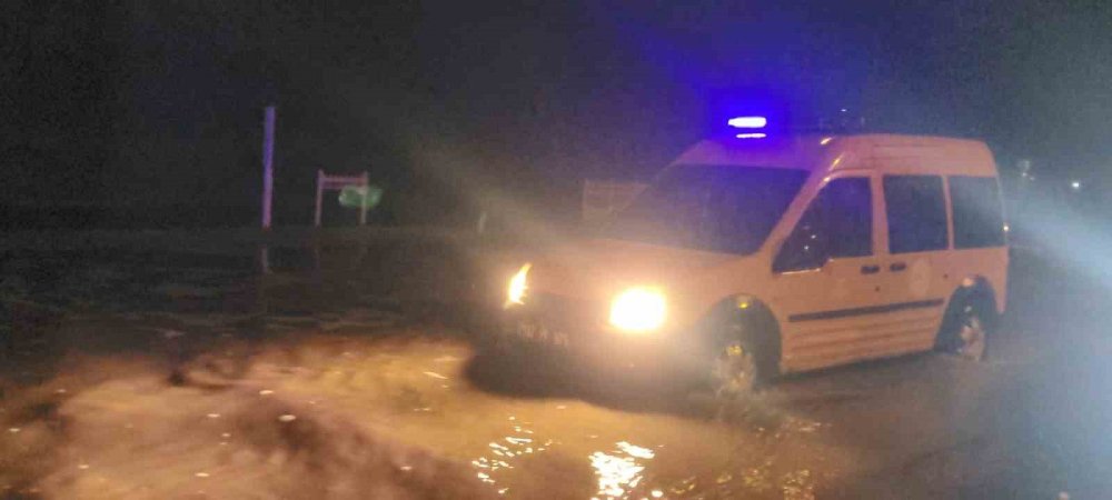 Fırtına deniz ile karayı birleştirdi! Yol su altında