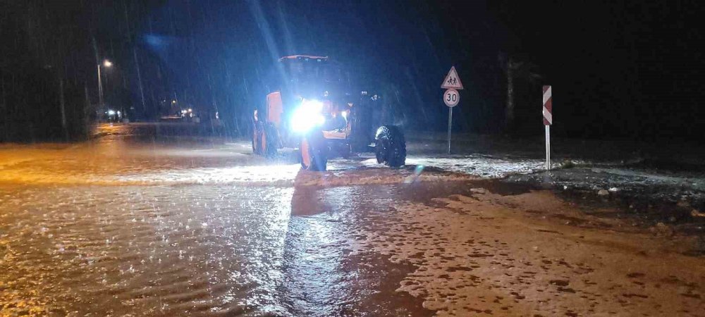Fırtına deniz ile karayı birleştirdi! Yol su altında