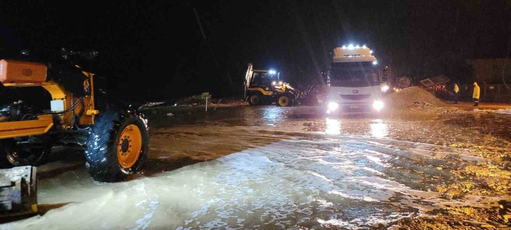 Fırtına deniz ile karayı birleştirdi! Yol su altında