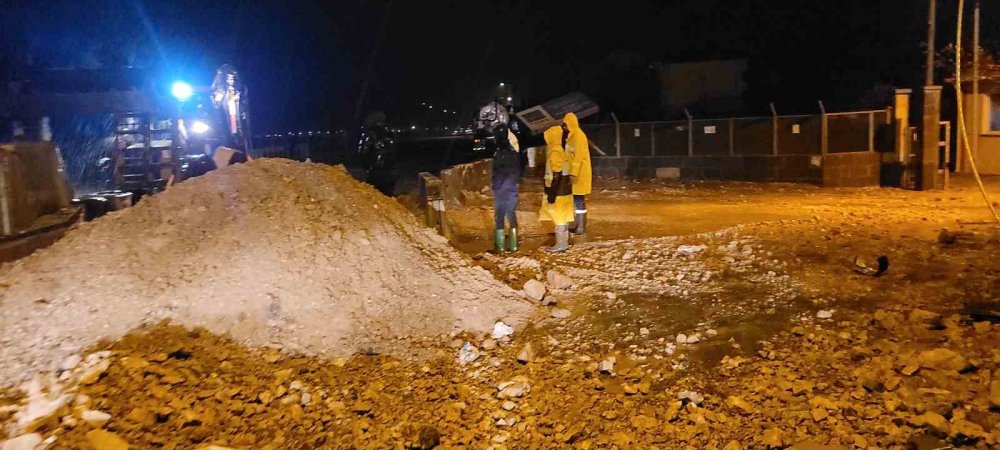 Fırtına deniz ile karayı birleştirdi! Yol su altında