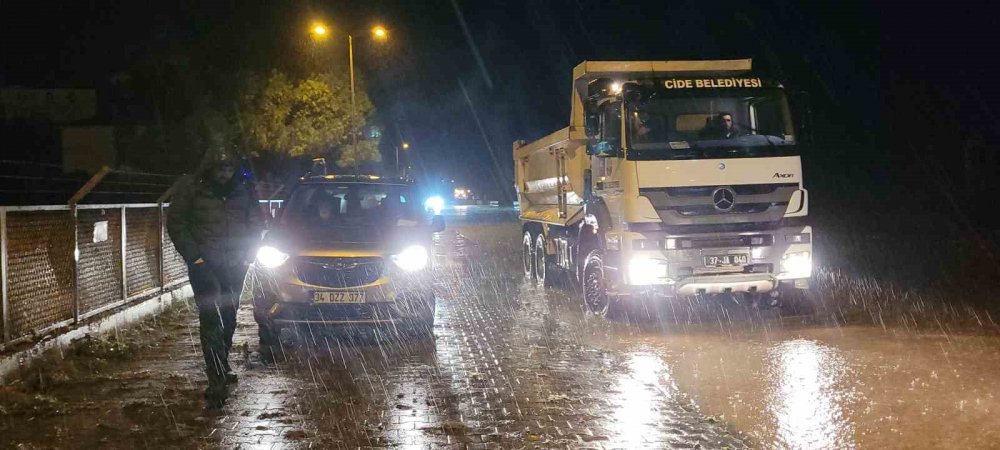 Fırtına deniz ile karayı birleştirdi! Yol su altında