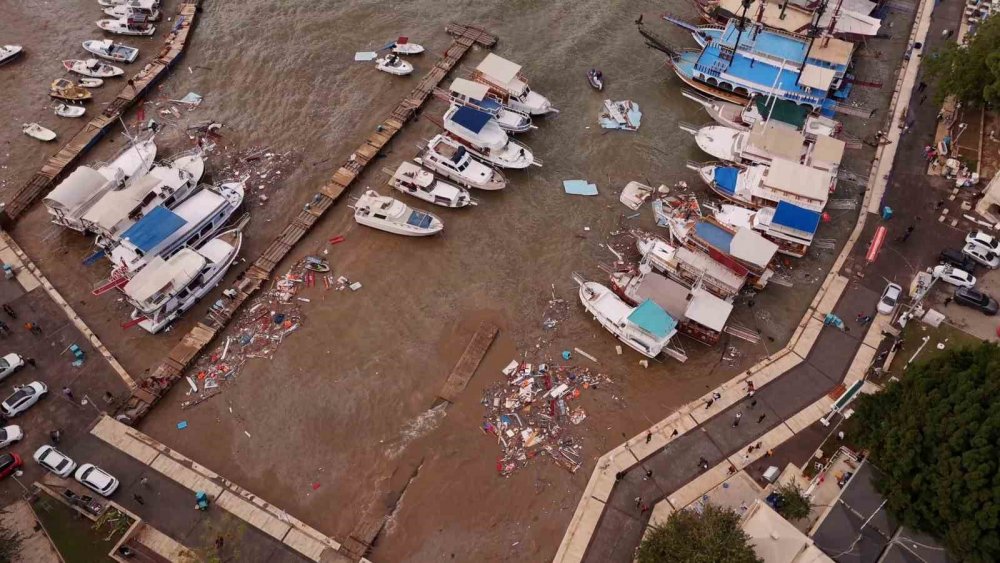 Kaleiçi Yat Limanı, fırtına sonrası böyle görüntülendi