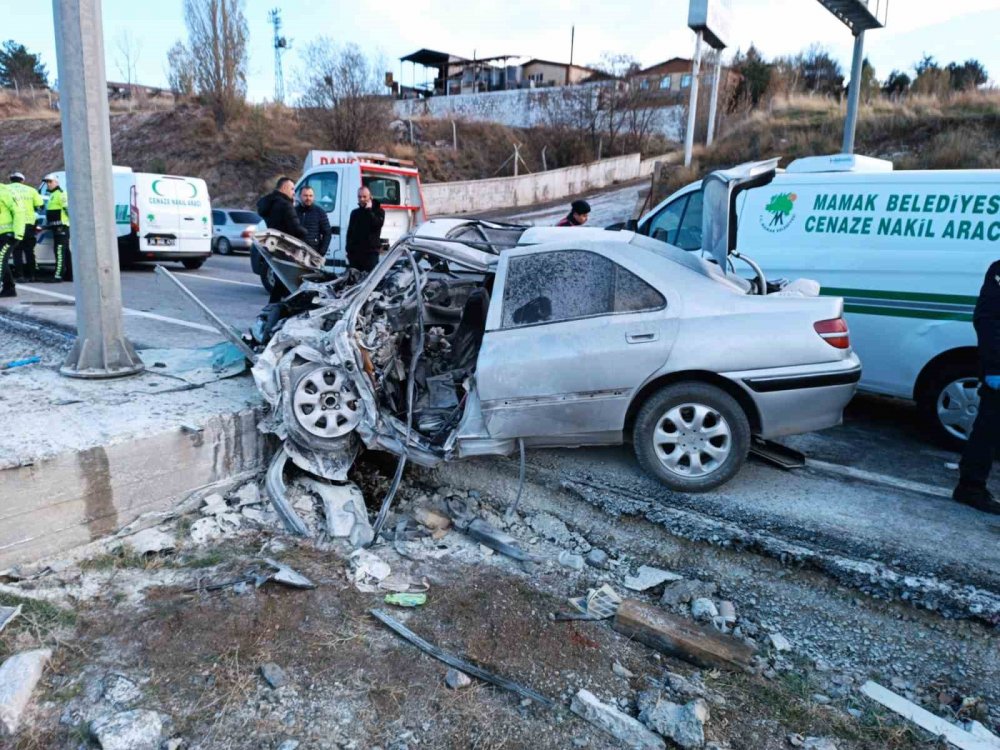 Ankara'da kontrolden çıkan araç direğe çarptı: Aileden geriye bebek kaldı
