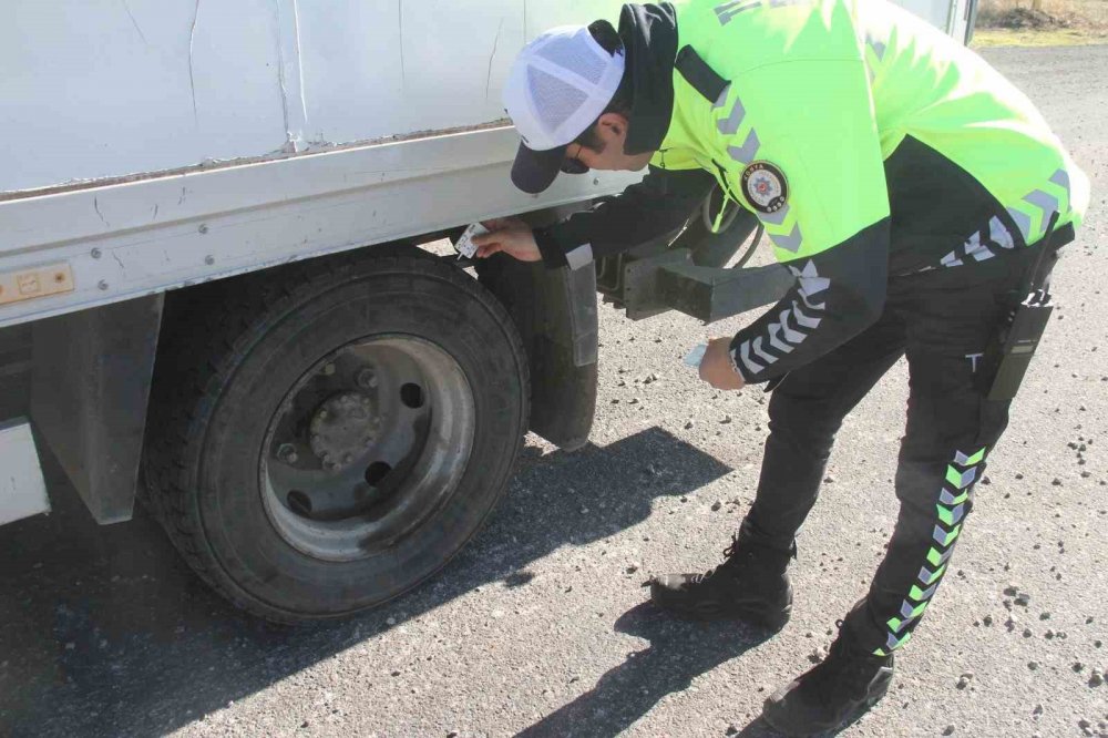 Isparta ve Konya karayolunda lastik denetimi: Milim milim ölçüyorlar