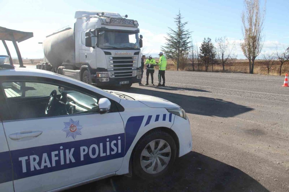 Isparta ve Konya karayolunda lastik denetimi: Milim milim ölçüyorlar