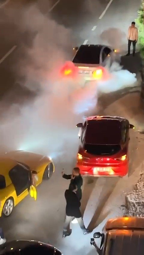 Yolu kapatıp lastik yakan ve havaya ateş eden düğün konvoyları kameralarda