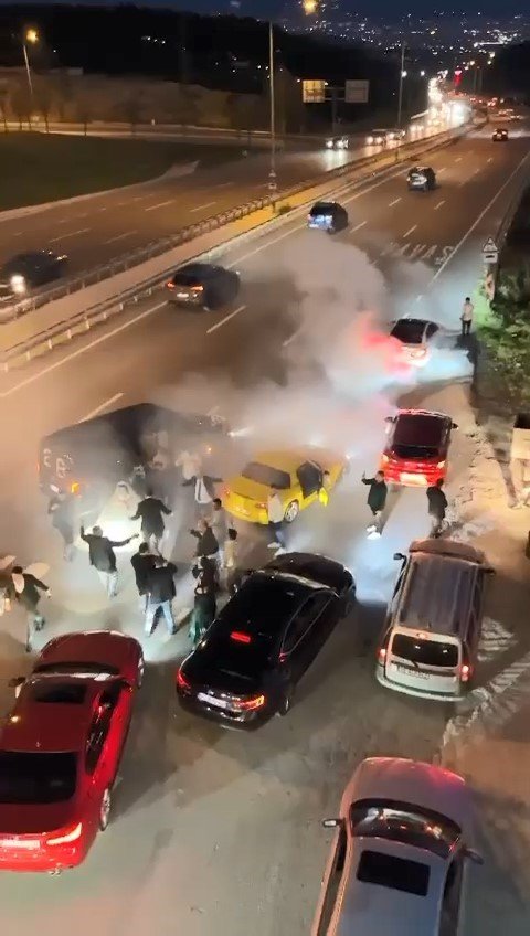 Yolu kapatıp lastik yakan ve havaya ateş eden düğün konvoyları kameralarda