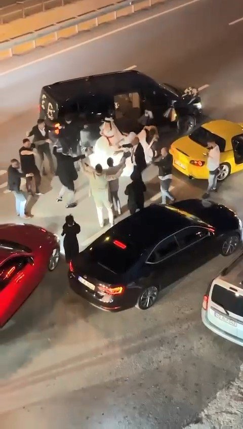 Yolu kapatıp lastik yakan ve havaya ateş eden düğün konvoyları kameralarda