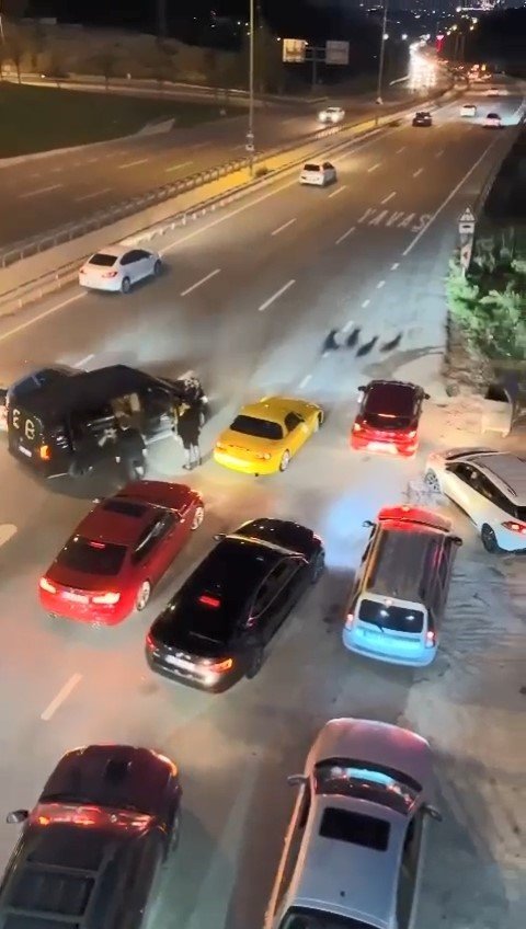 Yolu kapatıp lastik yakan ve havaya ateş eden düğün konvoyları kameralarda