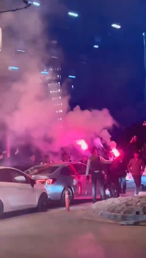 Yolu kapatıp lastik yakan ve havaya ateş eden düğün konvoyları kameralarda