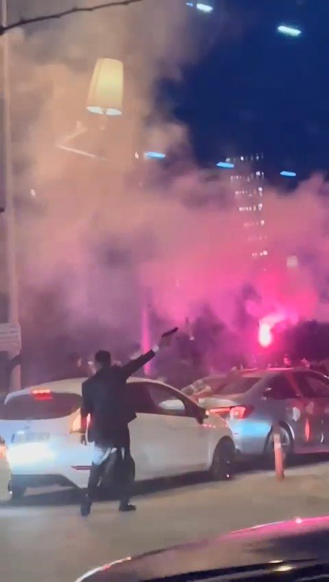 Yolu kapatıp lastik yakan ve havaya ateş eden düğün konvoyları kameralarda