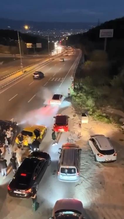 Yolu kapatıp lastik yakan ve havaya ateş eden düğün konvoyları kameralarda