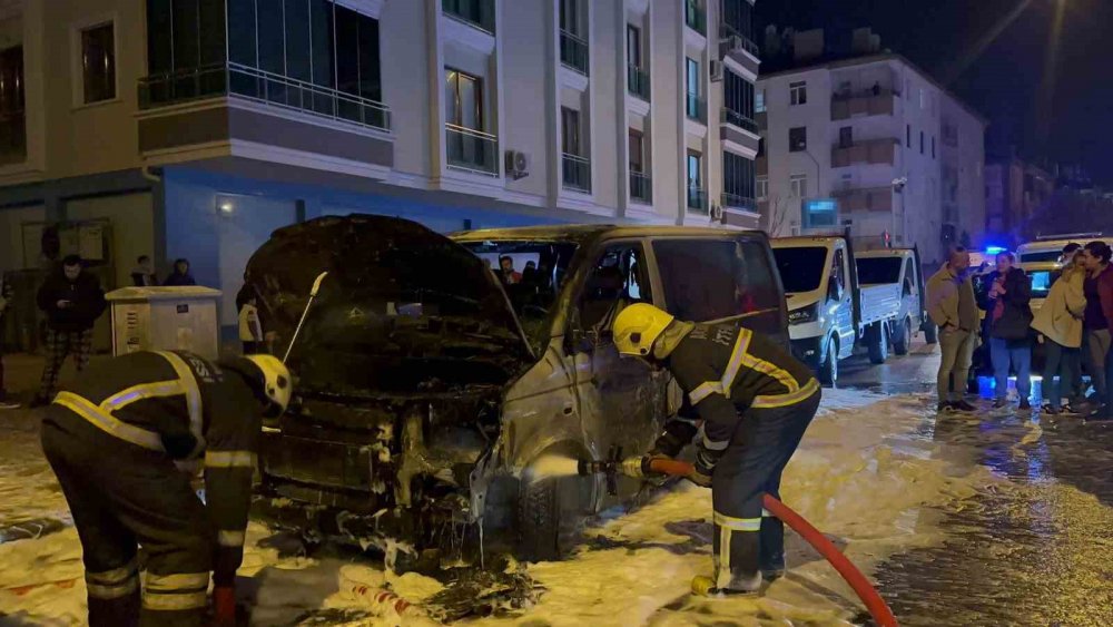 Alev topuna dönen minibüs bu hale geldi