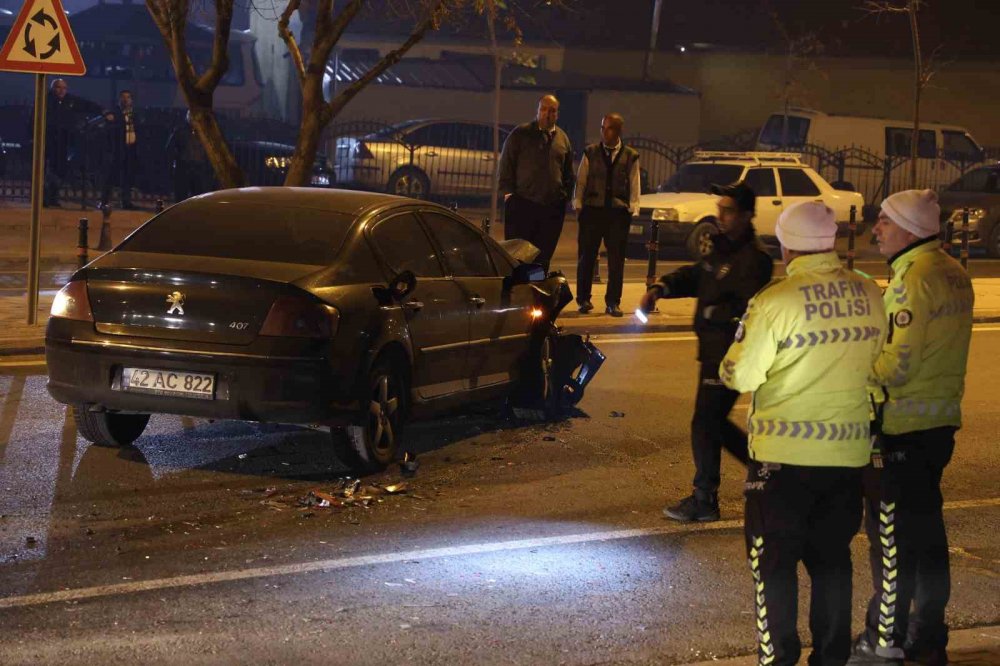 Kaza yapan sürücü, polisleri görünce arkasına bakmadan kaçtı