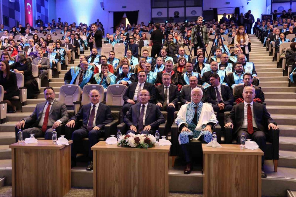 Necmettin Erbakan Üniversitesi, bilime katkıda bulunan akademisyenleri onurlandırdı