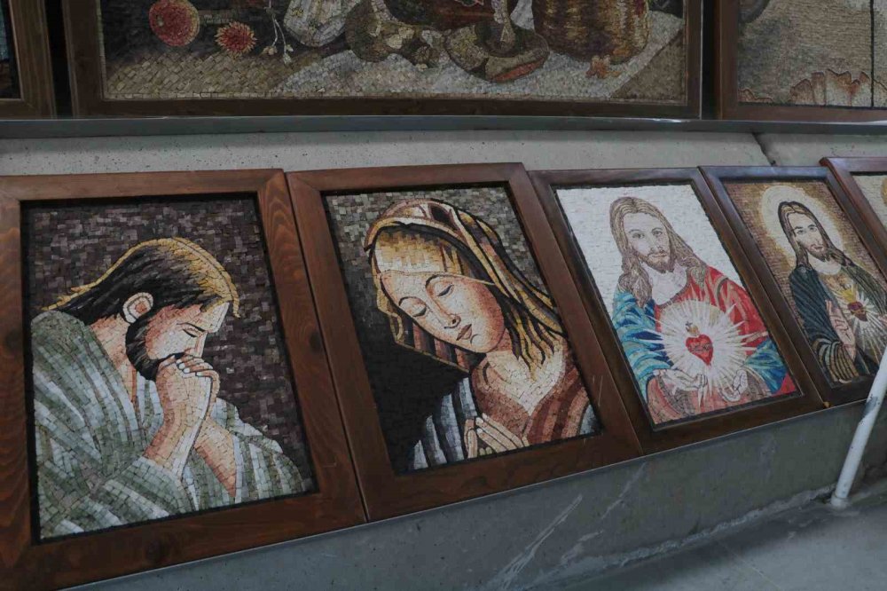 Sanatına Türkiye'de devam eden mozaik ustası dünyanın dört bir yanına satış yapıyor