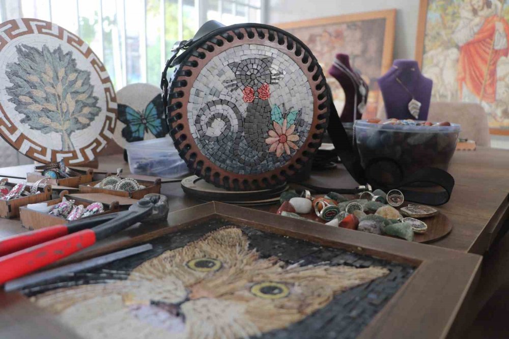 Sanatına Türkiye'de devam eden mozaik ustası dünyanın dört bir yanına satış yapıyor