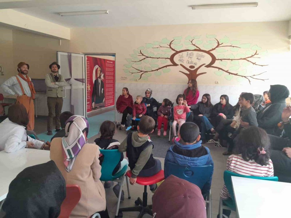 'Çat Kapı Sınıf Tiyatrosu' Karapınarlı öğrencilerle buluştu