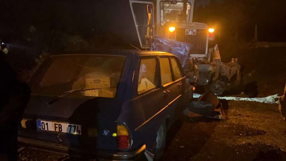 Kontrolden çıkan otomobil Orman Bölge Müdürlüğü'nün aracına çarptı
