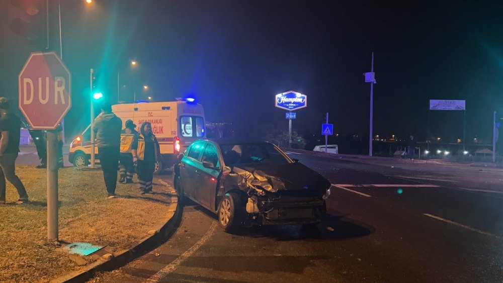 Kırmızı ışıkta geçen tır, otomobili ters yüz etti