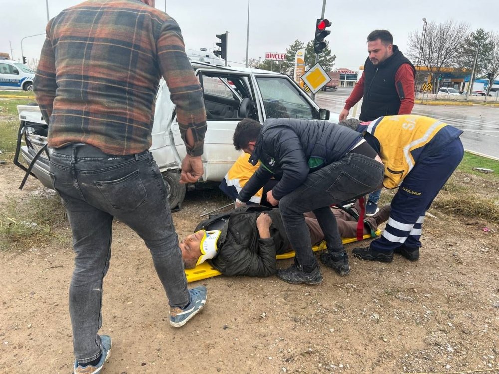 Aksaray-Konya yolunda kaza: Hurdaya dönen araçtan hafif sıyrıklarla kurtuldu