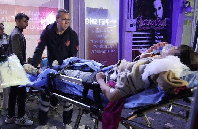 Konya'da bir anda çığlık koptu! Genç kız sokak ortasında bıçaklandı