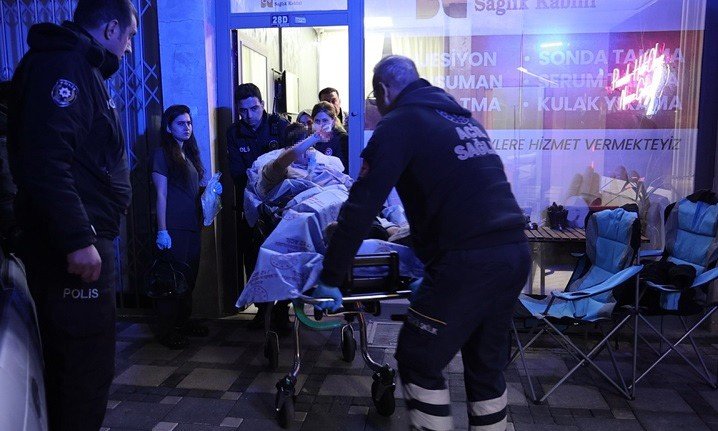 Konya'da bir anda çığlık koptu! Genç kız sokak ortasında bıçaklandı
