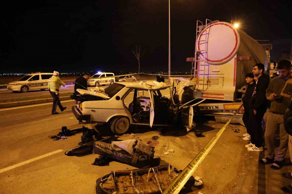 Adana'da otomobil tıra ok gibi saplandı! 1 ölü, 4 ağır yaralı