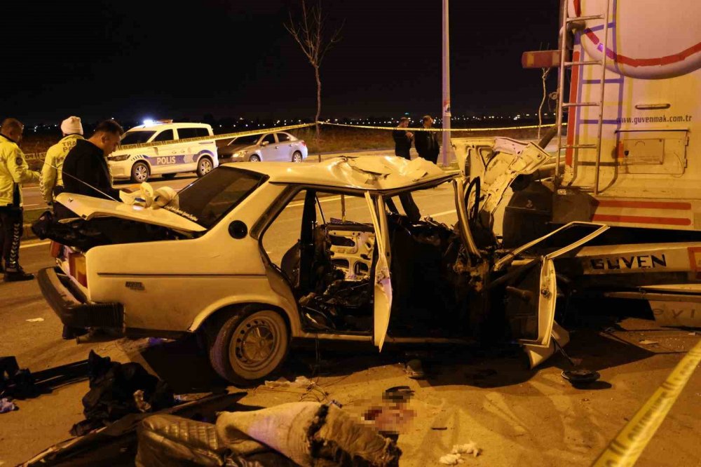Adana'da otomobil tıra ok gibi saplandı! 1 ölü, 4 ağır yaralı