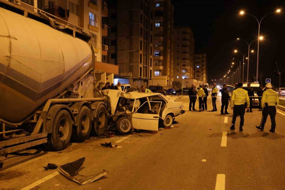 Adana'da otomobil tıra ok gibi saplandı! 1 ölü, 4 ağır yaralı