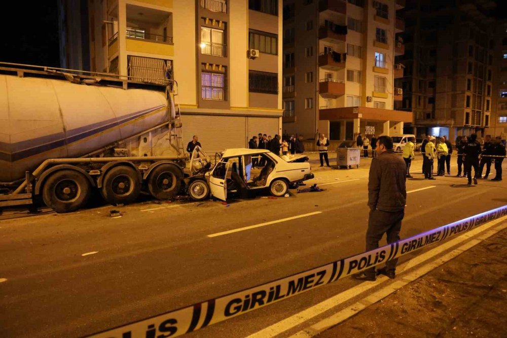 Adana'da otomobil tıra ok gibi saplandı! 1 ölü, 4 ağır yaralı