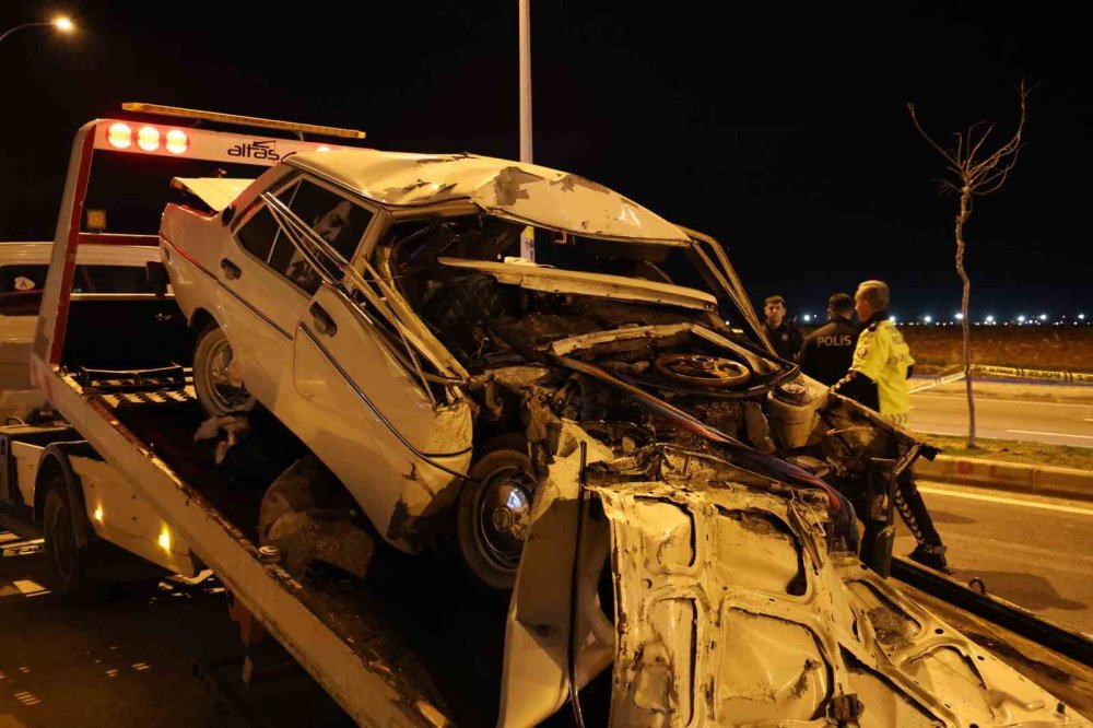 Adana'da otomobil tıra ok gibi saplandı! 1 ölü, 4 ağır yaralı