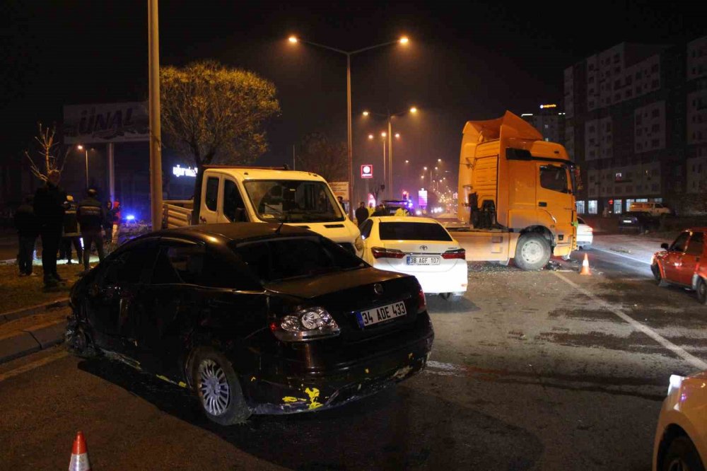 Kayseri'de zincirleme kaza! 4 araç da karşı yola geçti, 1 sürücü kayıp