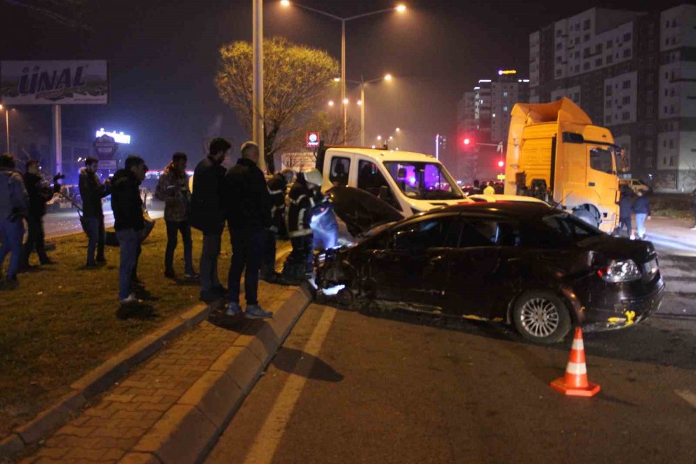 Kayseri'de zincirleme kaza! 4 araç da karşı yola geçti, 1 sürücü kayıp