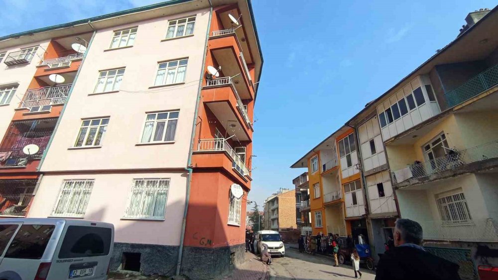 Polisten kaçan cezaevi firarisi tuvaletin havalandırmasına sıkıştı