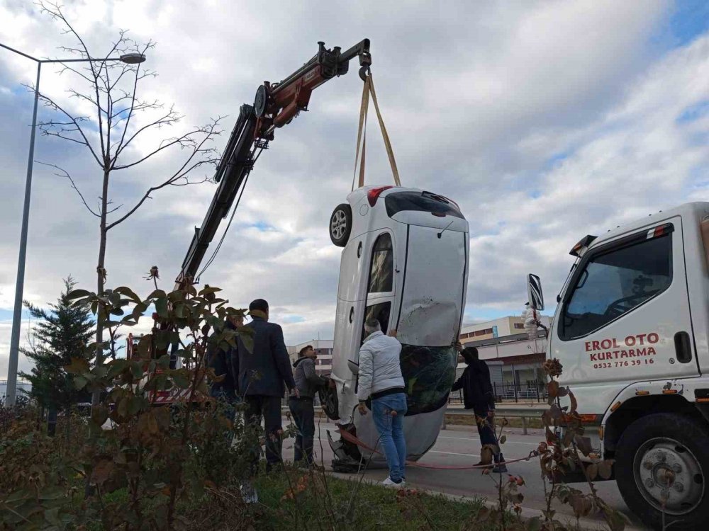 Afyon Erenler'de önündeki araca çarpan araç takla attı