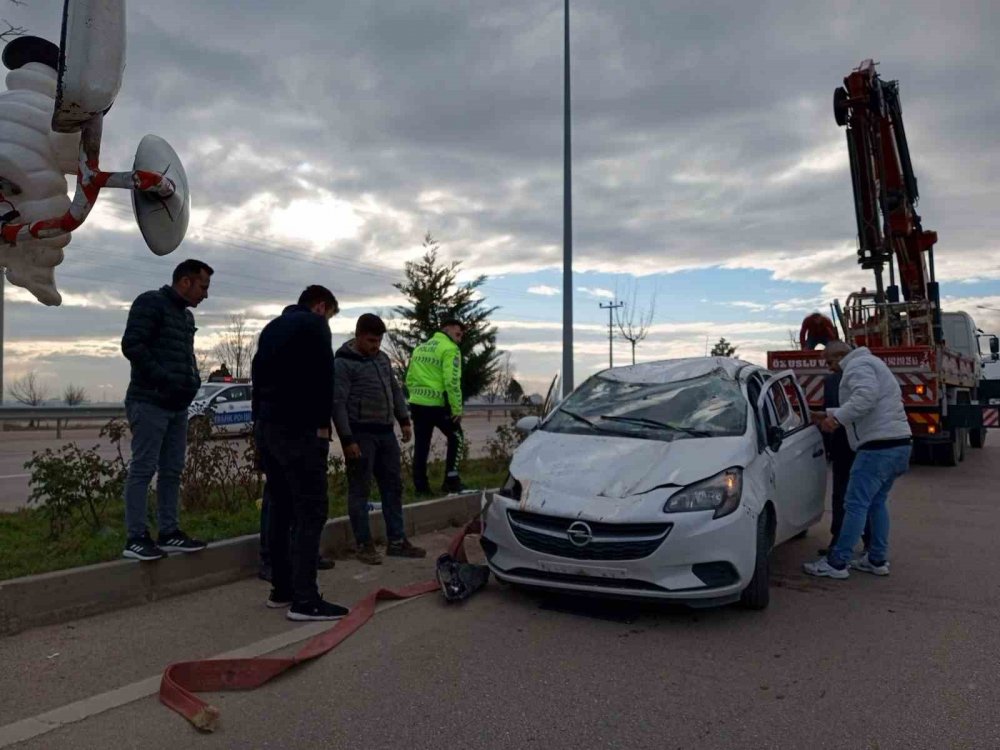 Afyon Erenler'de önündeki araca çarpan araç takla attı