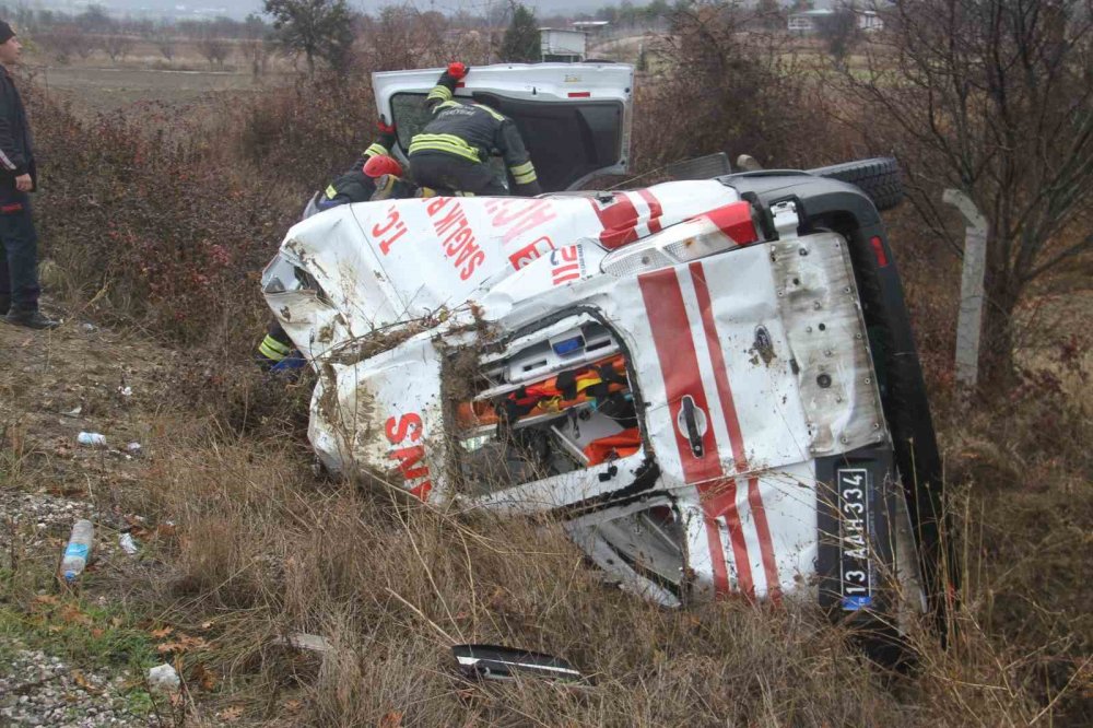 Ambulansı görünce frene basan kamyon da kaza yaptı: 6 yaralı