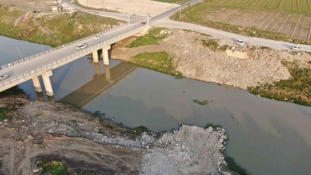 Depremde hasar alan Uydukent Köprüsü yıkıldı, yeni köprü yapıldı