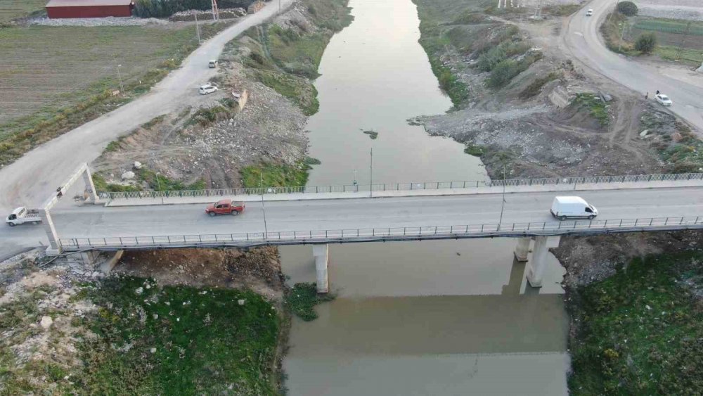 Depremde hasar alan Uydukent Köprüsü yıkıldı, yeni köprü yapıldı