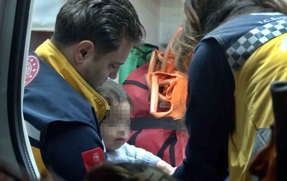 Antalya'da yangın: Komşulan çocukları kurtardı