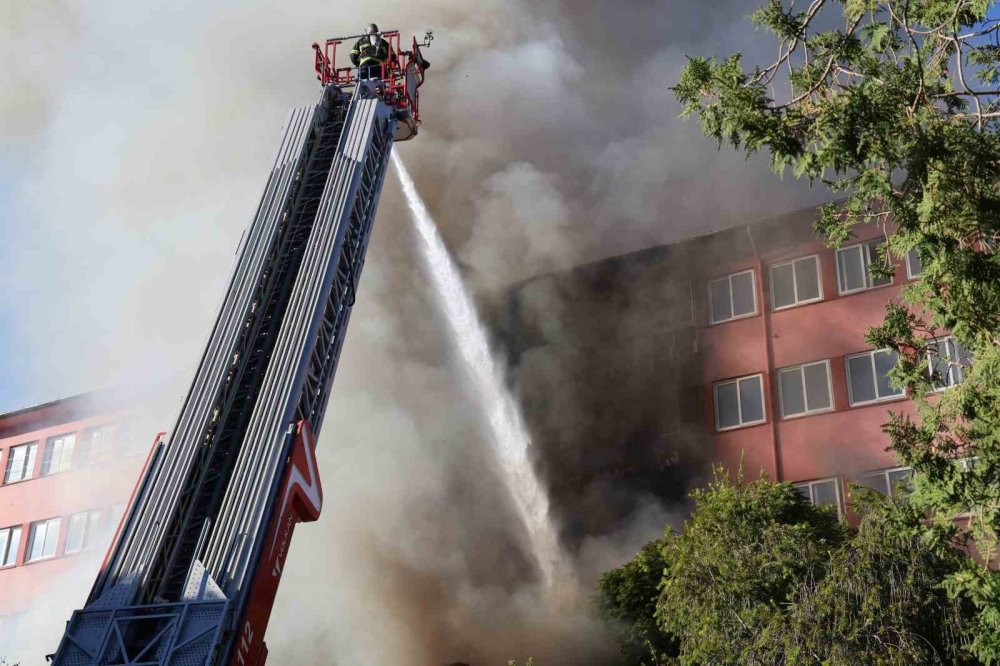 Adana Eski Devlet Hastanesindeki Yangın Kontrol Altına Alındı