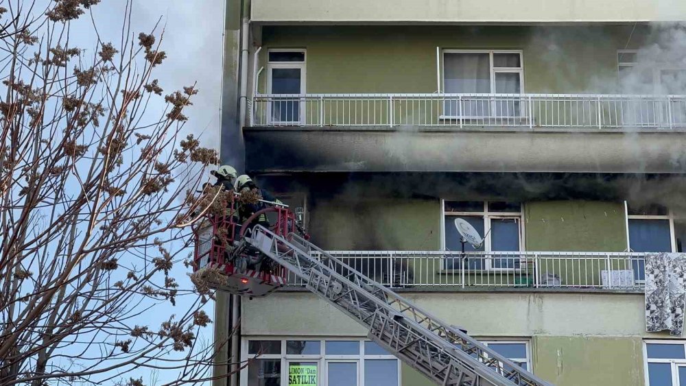 İhsaniye'de yangın paniği! Elektrik kontağı daireyi yaktı